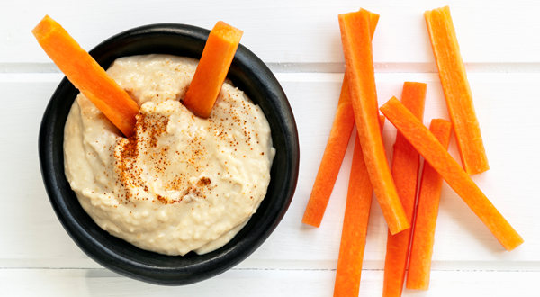 hummus con crudités para picar algo salado